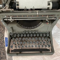 Vintage Underwood Typewriter 