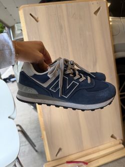 Women’s new balance sneaker size 8