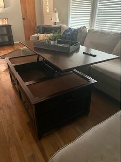 Lift top coffee table