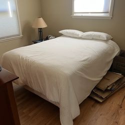 Like New! Simmons Beautyrest Full Bed, Frame, and Bedding