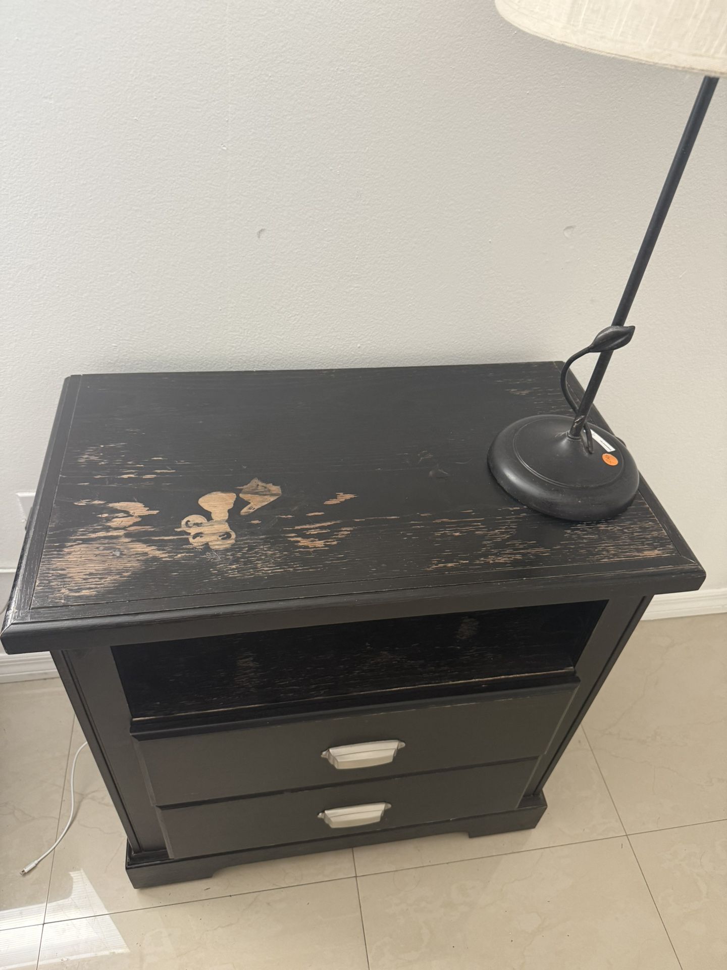 Black Dresser With Nightstands And Lamps