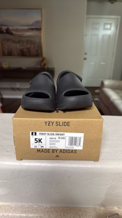 Infant yeezy slides size 5K