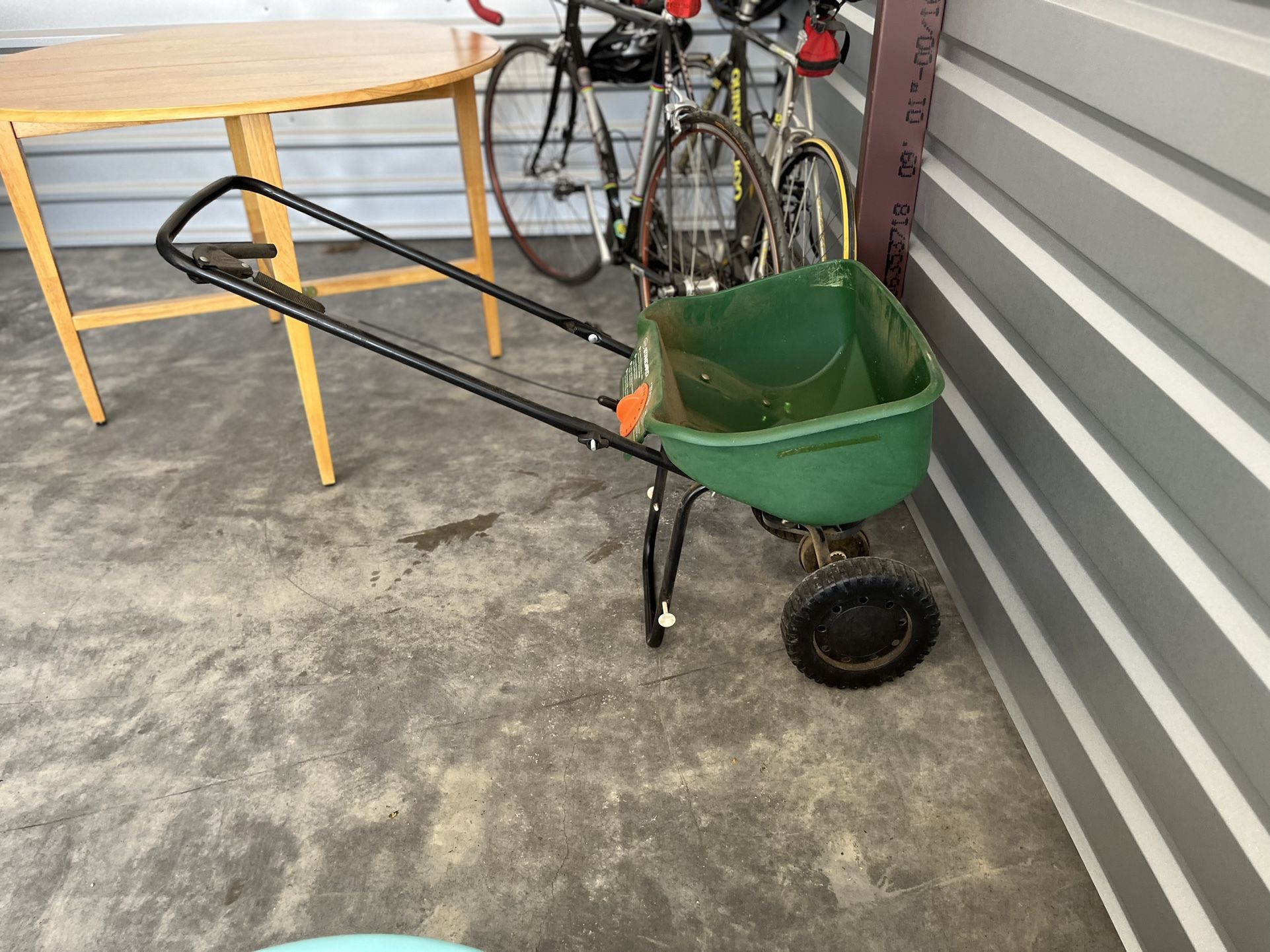 Scott’s Standard Fertilizer Spreader
