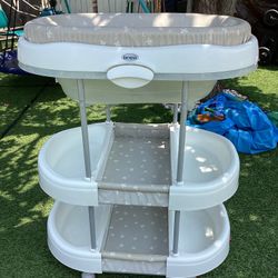 Changing Table /bath Tub