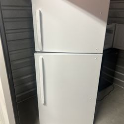 Insignia -18 Cu. Ft. Top-Freezer Refrigerator with handles- White