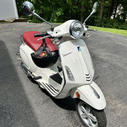 2014 White Primavera Vespa Scooter 50 Cc