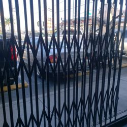 Scissor gate / folding gate