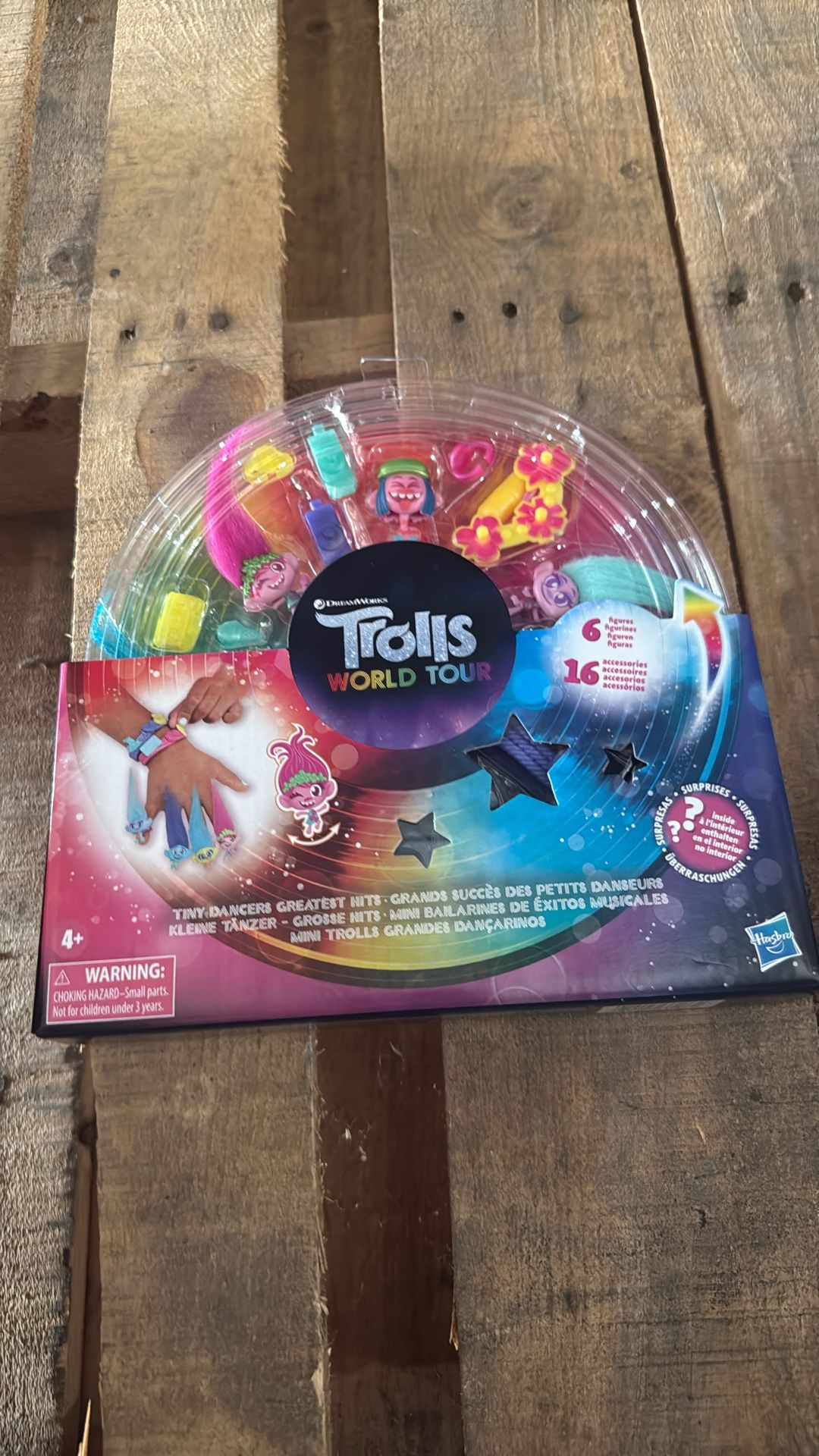 DREAMWORKS TROLLS Tiny Dancers Greatest Hits, 6 Collector Figures, Necklace, 2 Bracelets, and More, Toy Inspired by Trolls World Tour