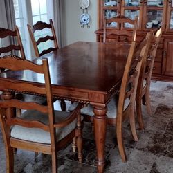 Dining table./ matching Hutch--$500.00. Mint Condition!- 