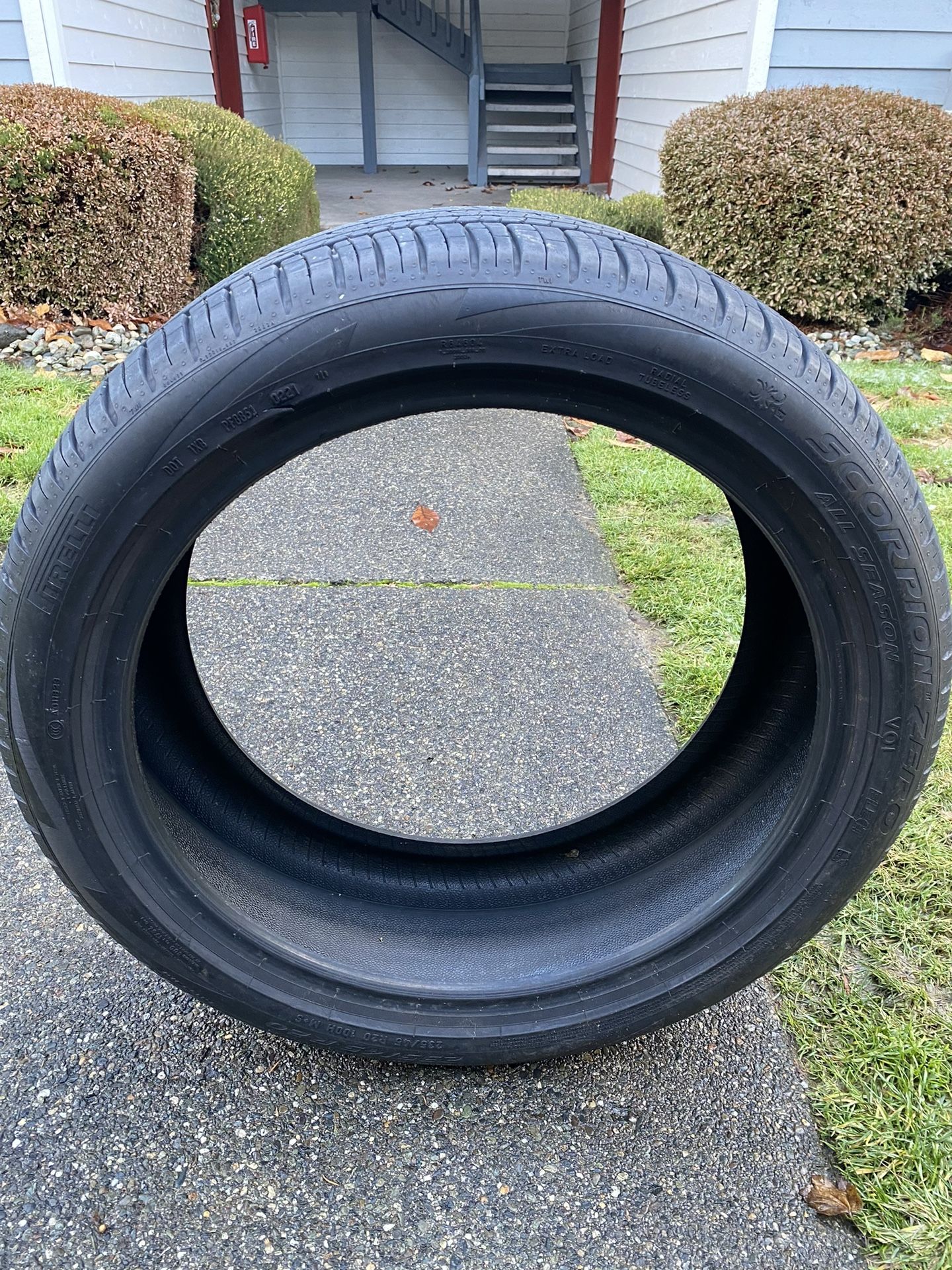 Tire 335/45 R20