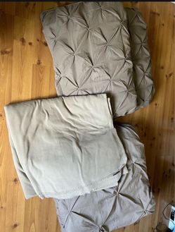 Comforter’s set +pillows and blanket