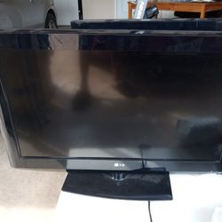 LG  42inch Flat Screen TV..Works Great 👍 Just No Remote.