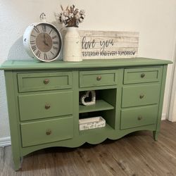 Entry / Dresser/Sideboard