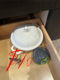White cooking pot with lid