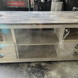 Entertainment center/TV Stand