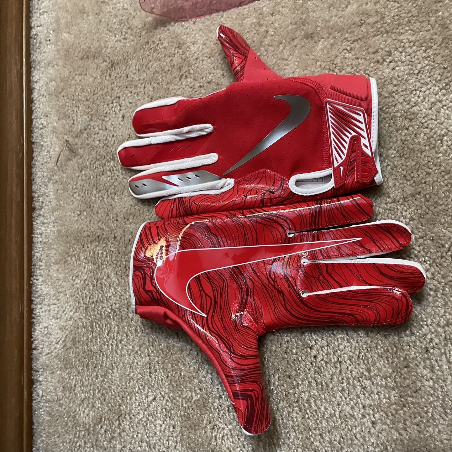 Nike supreme football gloves for Sale in Montesano, WA - OfferUp