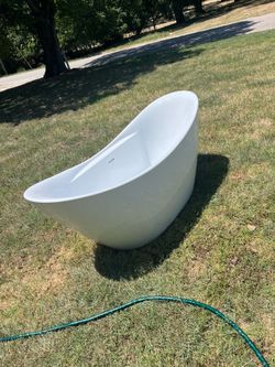 Stand alone bathtub