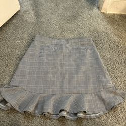 black and white plaid miniskirt w/ ruffle/fluted hem size medium