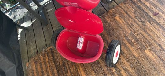 Radio Flyer Red Wagon with Lid