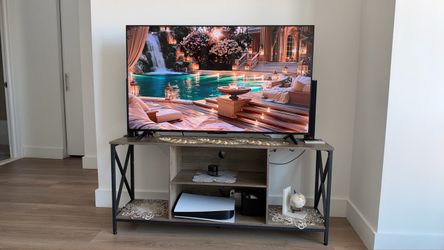 Insignia Flat Screen TV 55” QLED ULTRA HD 4K
