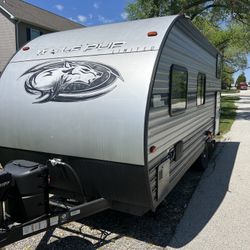 Like New Travel Trailer Save Some Money Model 16 Hbs