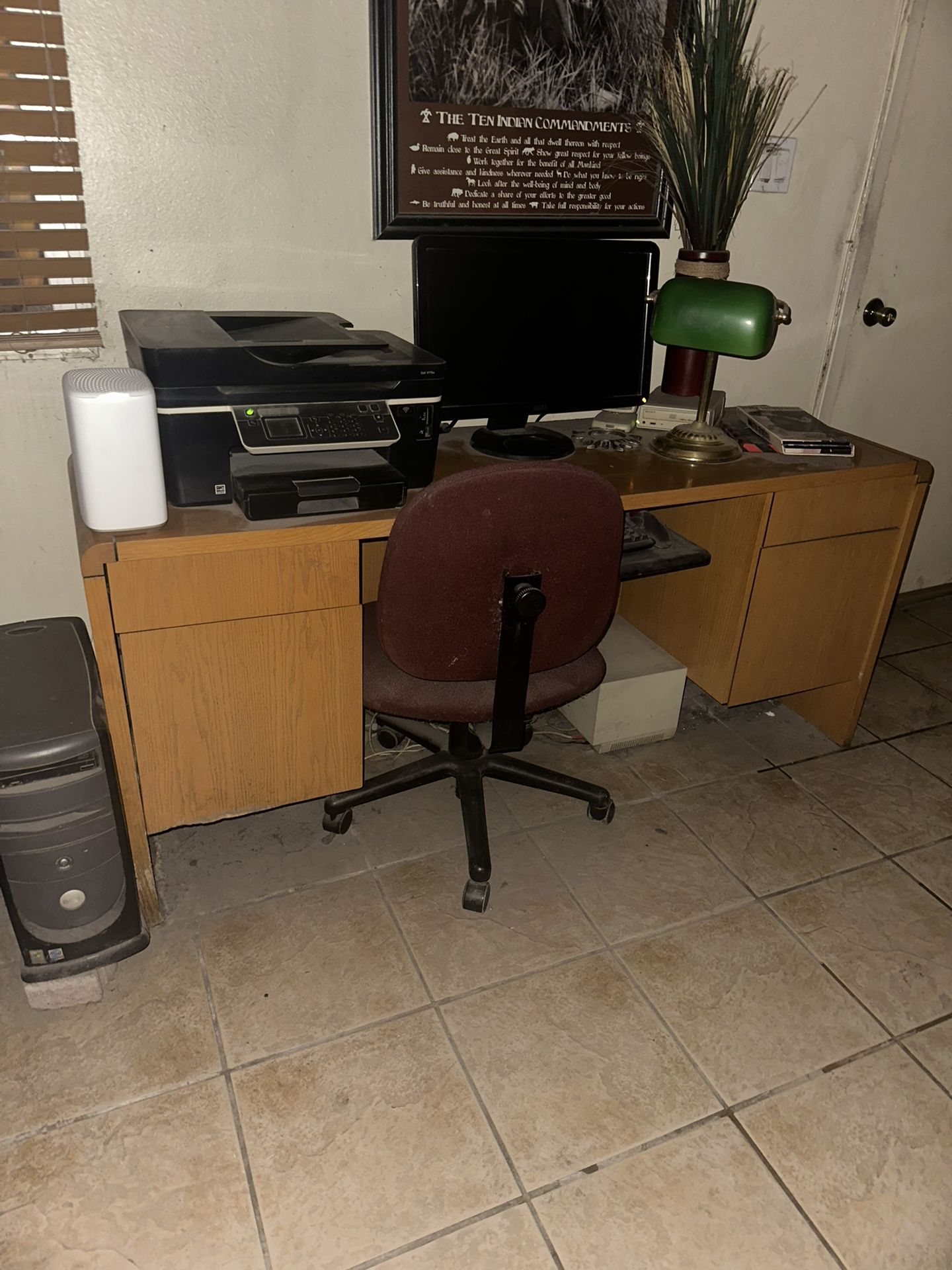 DESK INCLUDING CHAIR