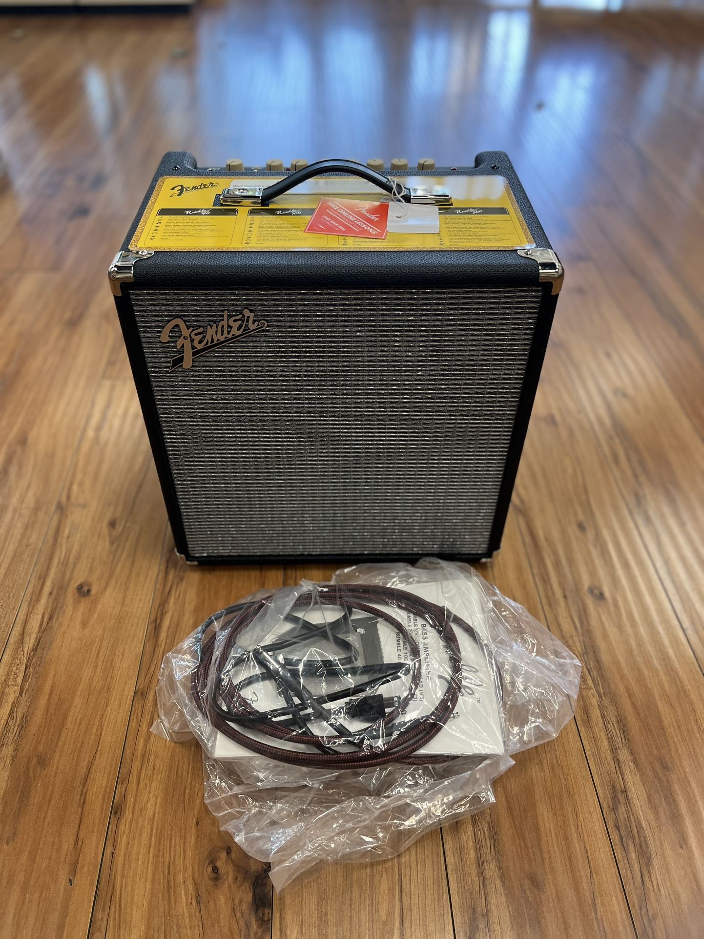 FENDER RUMBLE 40 AMP IN LIKE NEW CONDITION, COMES W ORIGINAL BOX AND ACCESSORIES