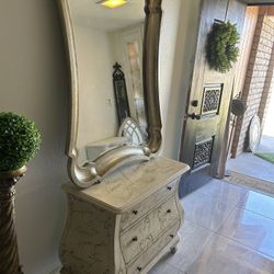 Beautiful Dresser & Mirror Set