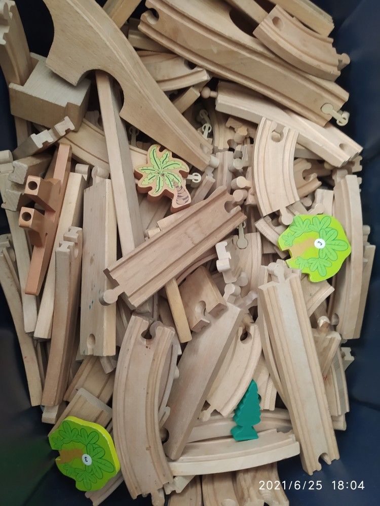 Thomas and friends wooden   tracksuit