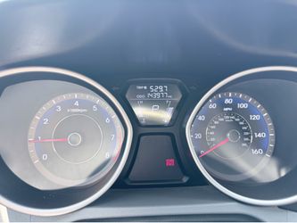2013  HYUNDAI ELANTRA , 4 door Sedan.