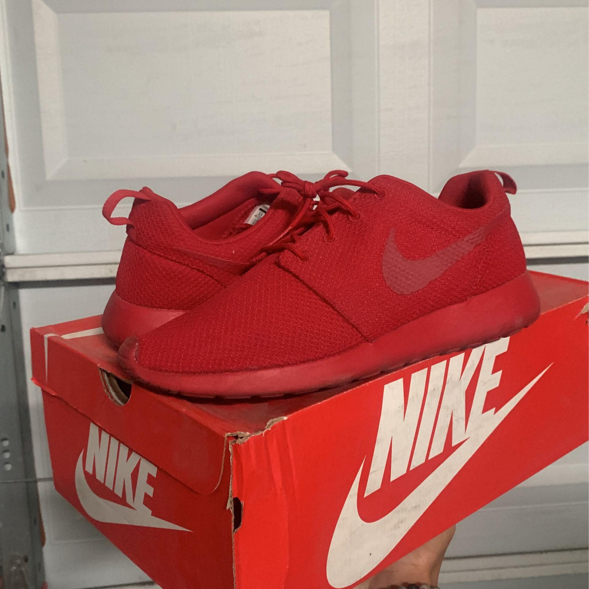 Attent Discipline mei Nike Roshe One Triple Red Running Shoes Size 9.5 for Sale in Las Vegas, NV  - OfferUp