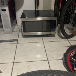 Top Counter Large Microwave LG Little Used 