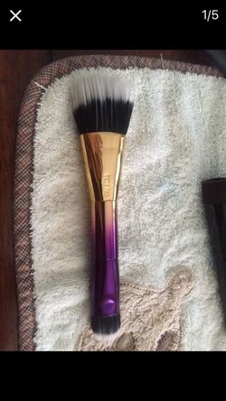 Tart contour brush