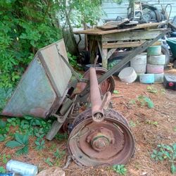 Old Spreader An Mule Tow Bar Idk 🤣. Asking 100$ For Both 