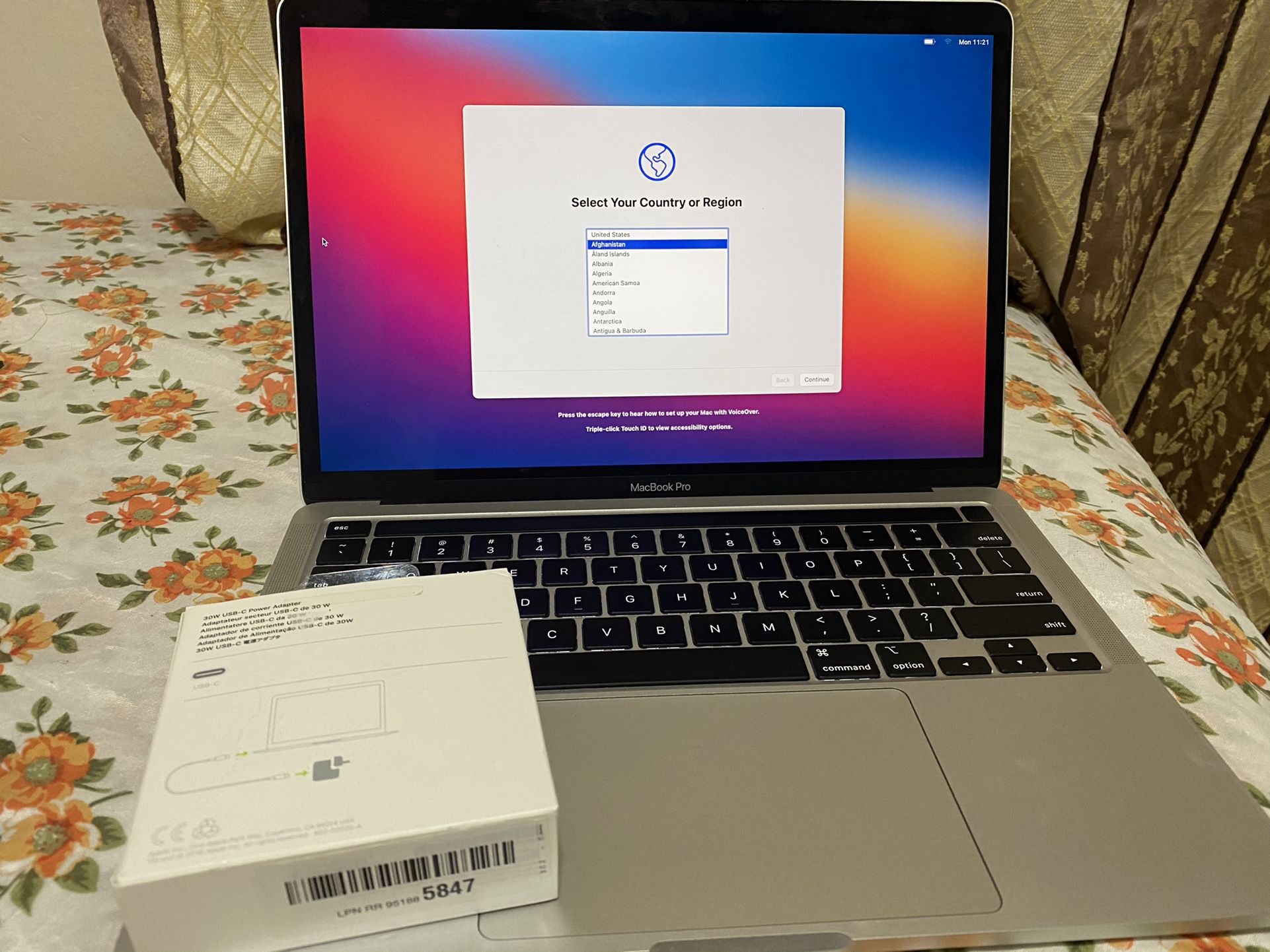 Apple mackbook pro 13” With Keybord and Brand New Charger