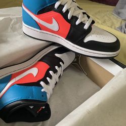 New Jordan 1 Mid Size 6y 