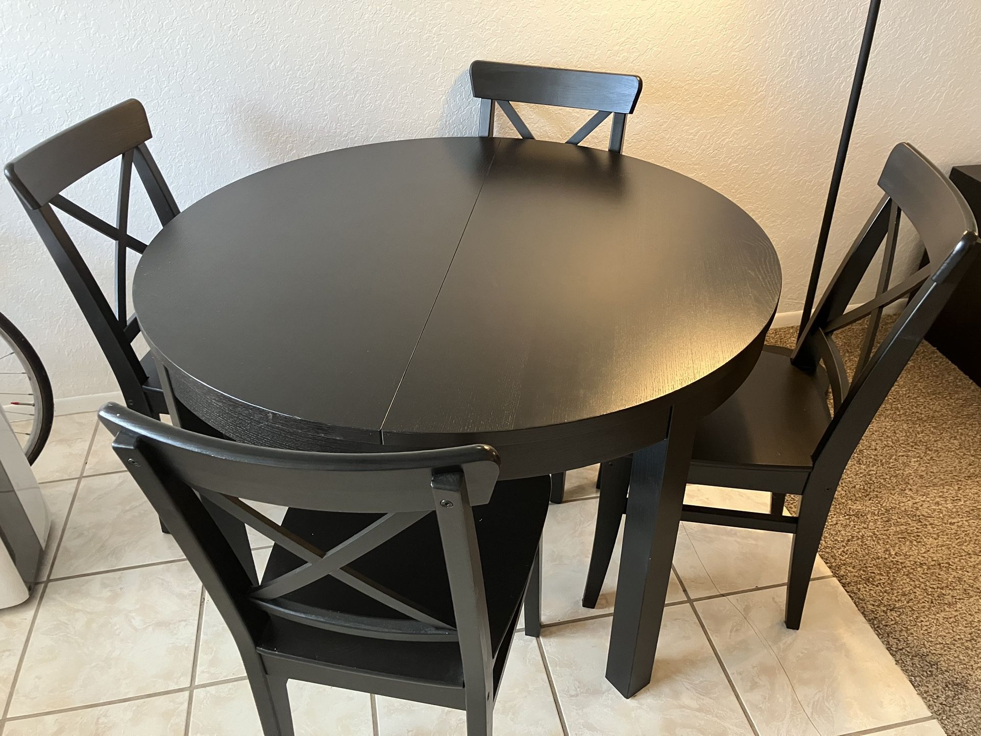 Black Circular Expandable Kitchen Table with chairs