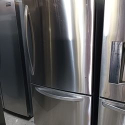 L/G Refrigerator Freezer On The Bottom Works Good 👍