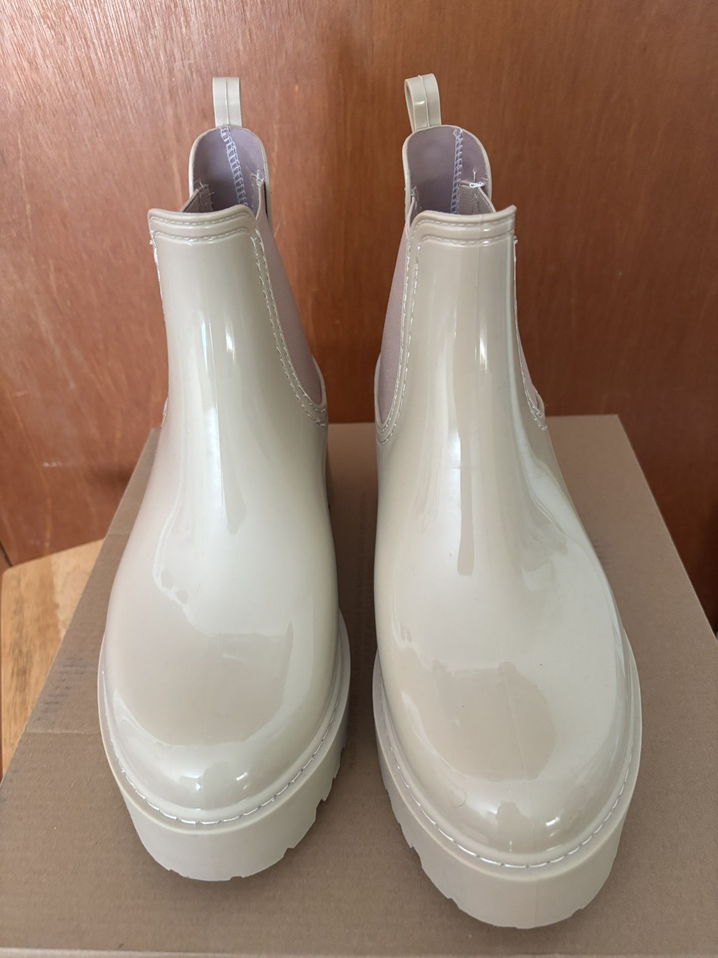 Sahara blush water resistant boots. Size 8.