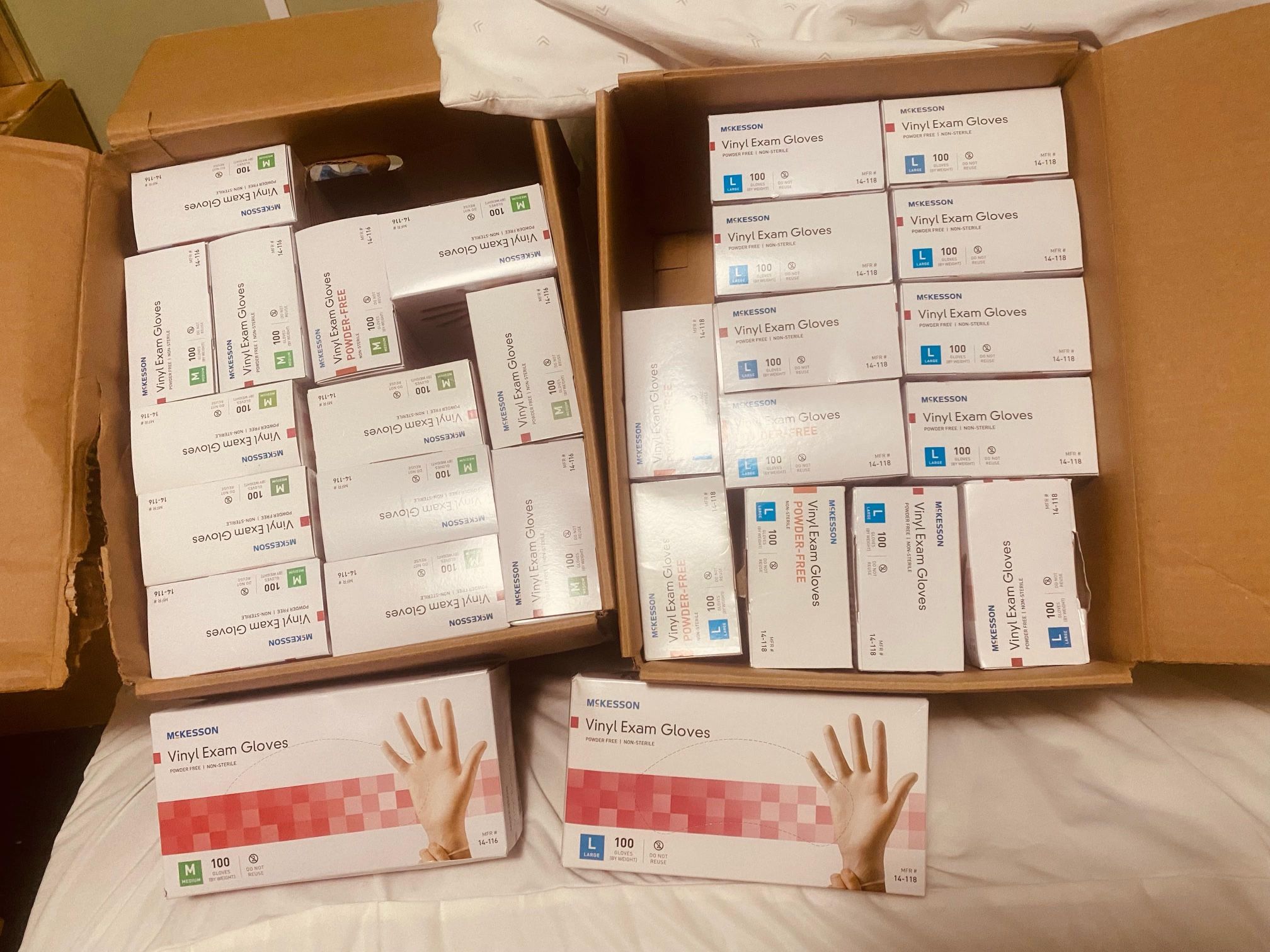 👋👋$$8 per box (5 box minimum purchase for meet) — at this time I have 28 boxes gloves/guantes available. medical powder free gloves- thats 2800 gl