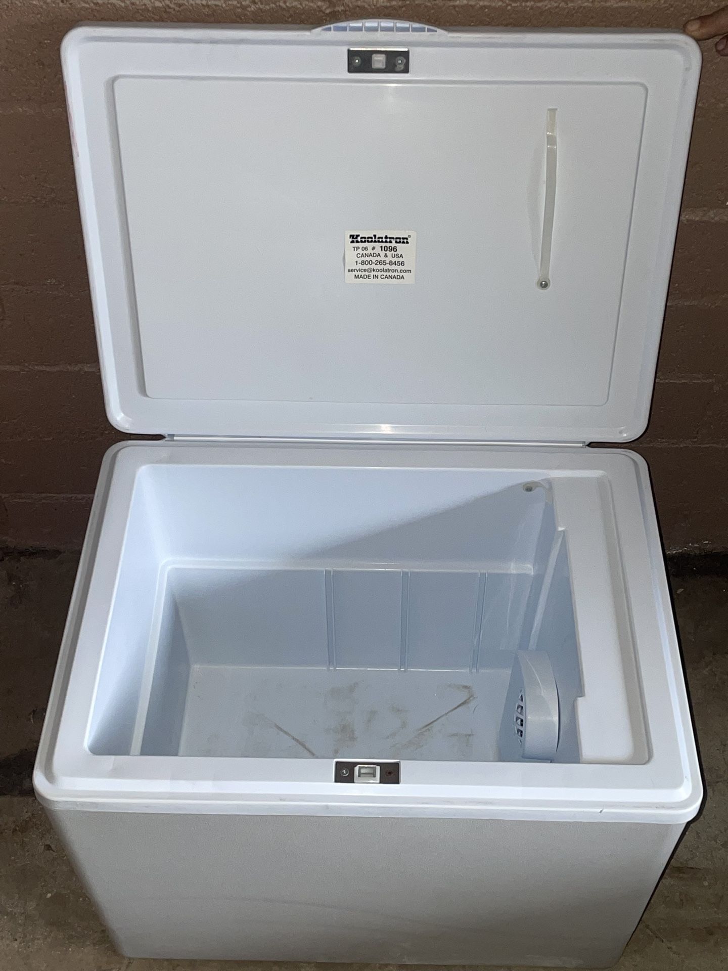 White And Grey Cooler Car Input