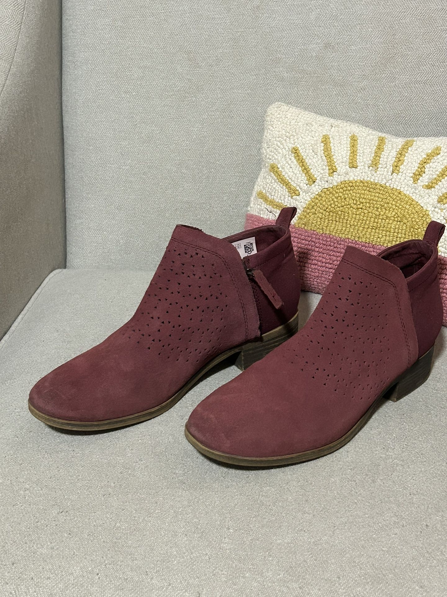 Woman’s Toms Maroon Boots
