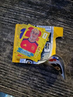Lamine Yamal gold crumple