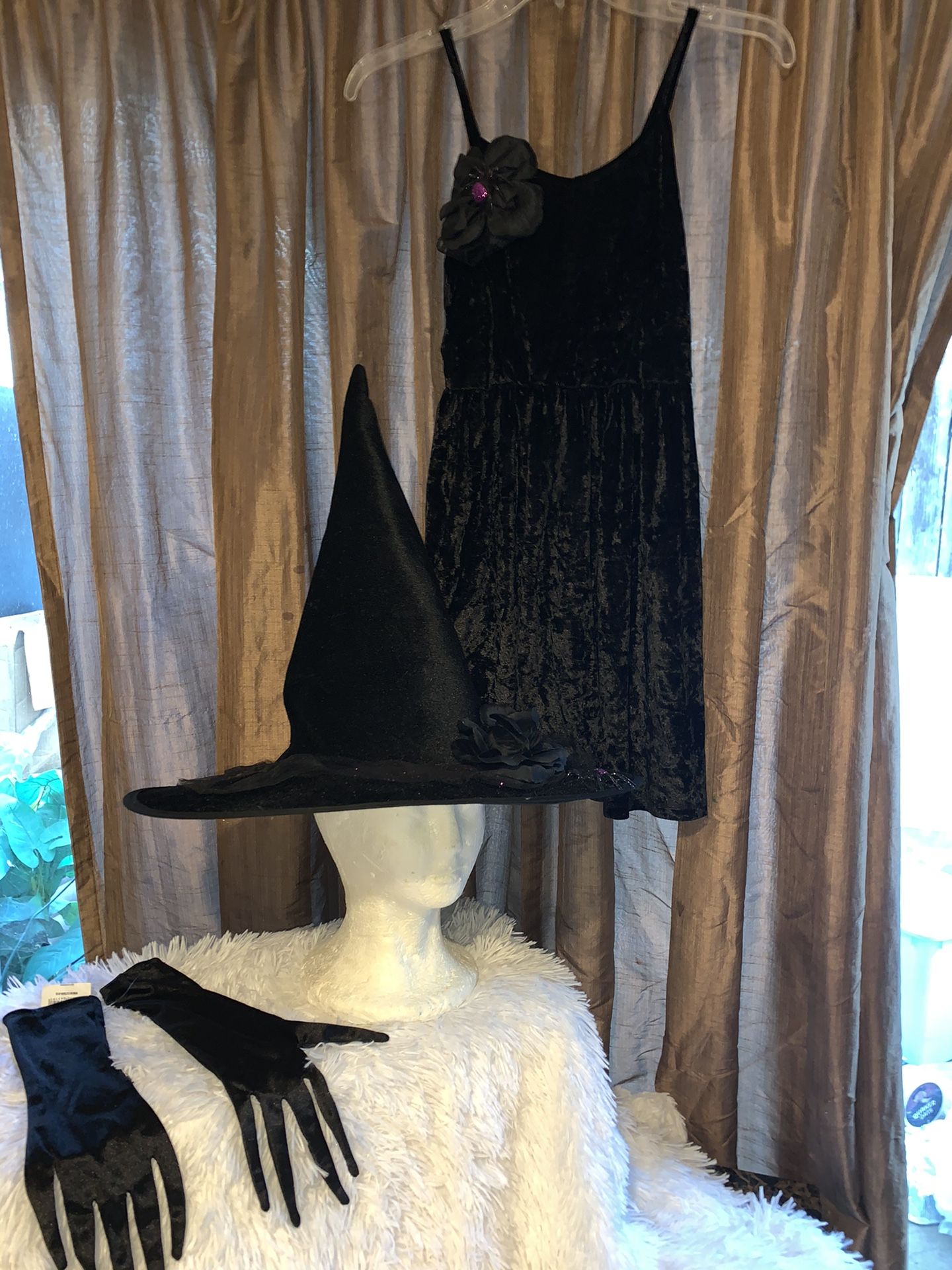 Disney descendants2 witch Halloween costume size medium for girl