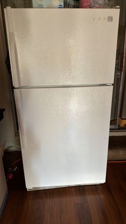 Refrigerator-Kenmore Top Freezer Refrigerator – Clean & Works Great