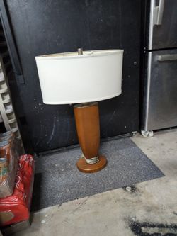 Lámpara De Mesa ,en Madera Y Metal .