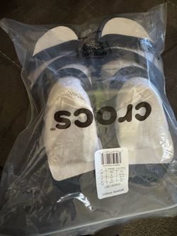 Woman’s crocs size 8
