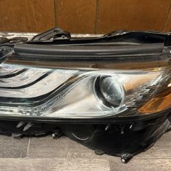 2022 Toyota Camry Left side headlight