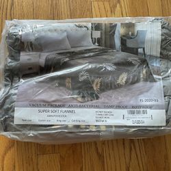 New and unopened】Super Soft Flannel Blanket - Extra Large King Size  • Condition: Brand new, original vacuum-packed without opening. • Size: King Size