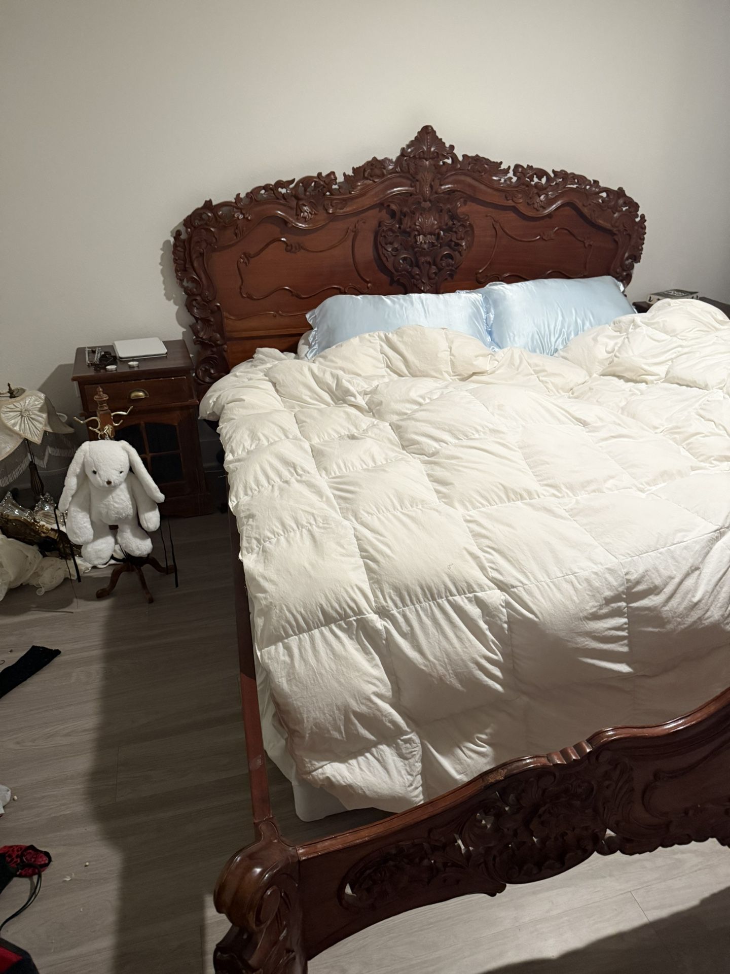 California King Bed Frame And End Tabled for Sale in Lakewood, CA - OfferUp